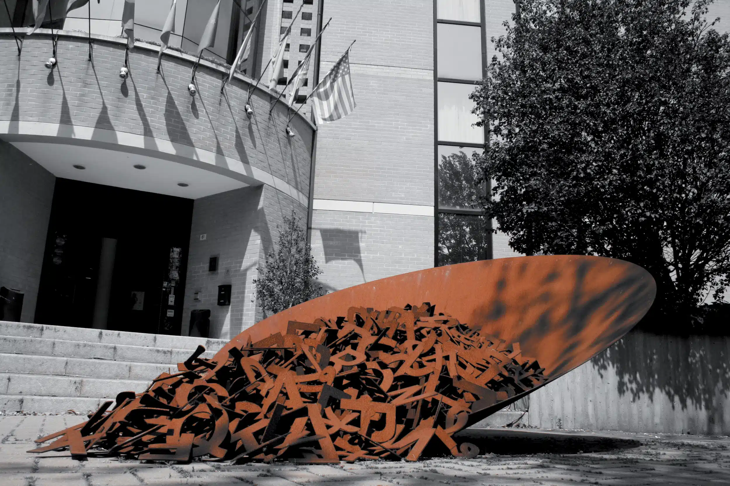 2_COMUNICAZIONE (SER)VITA, 2010, dim. 250x350xh 125, acciaio corten