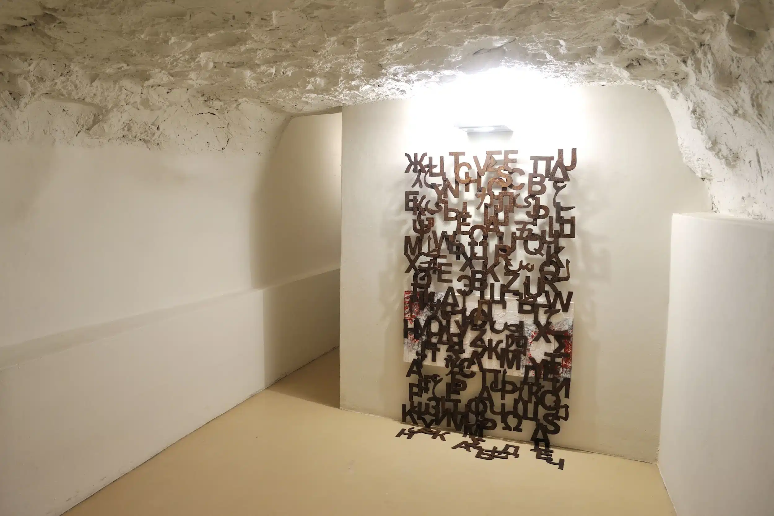 7_(DE)CONTAMINAZIONE, 2009, installazione permanente site specific, tecnica mista su tavola e acciaio corten